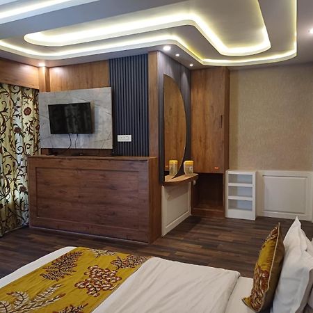 Hotel Manora Palace Srinagar  Exterior photo
