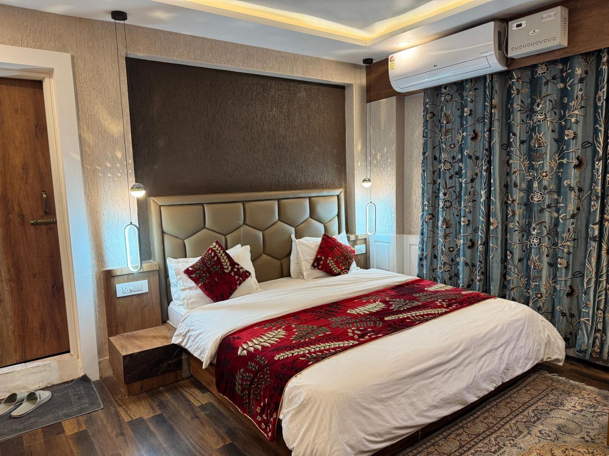 Hotel Manora Palace Srinagar  Exterior photo